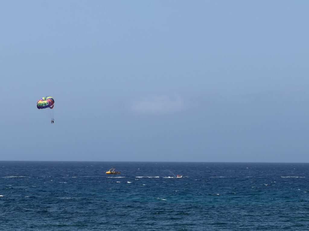 Parasailing Tenerife partjainál az óceán felett