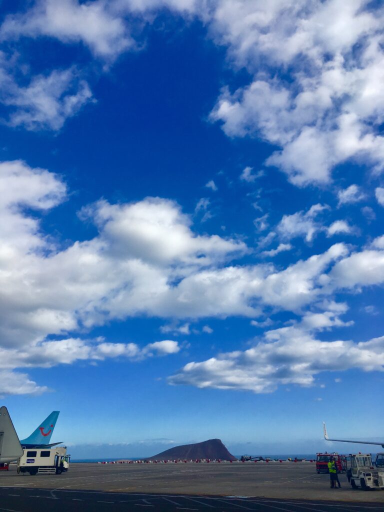 Tenerife Sur Reina Sofia reptér és űMontana roja